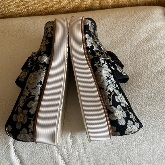 Zara Shoes made of shiny brocade with a pattern and white soles.Size 40 (fit 39) - Picture 4 of 13